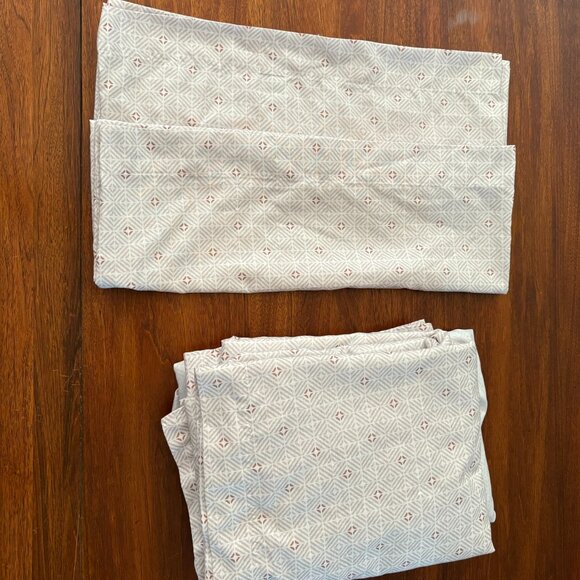 Set of polyester sheets, full size bed, white with beige and brown print - Picture 1 of 3